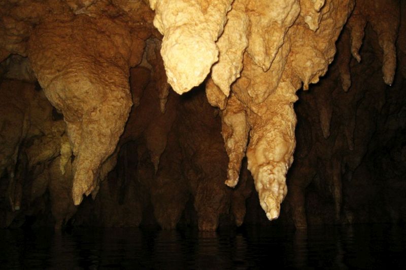 Подводная сталактитовая пещера