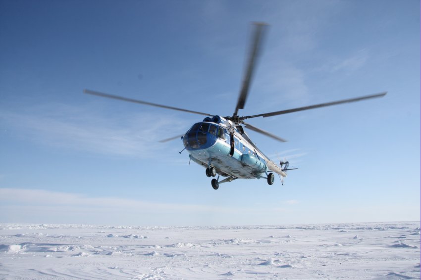 Вертолет прилетает на льдину. Фотобанк RuDIVE