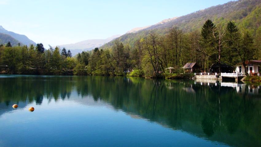 Голубое озеро в Кабардино-Балкарии. Фотобанк RuDIVE
