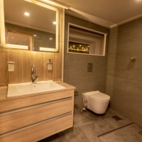Туалетная комната в каюте на яхте Saudi Pioneer