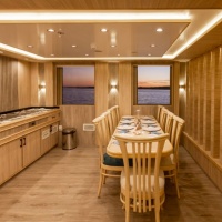 Ресторан на яхте Saudi Pioneer